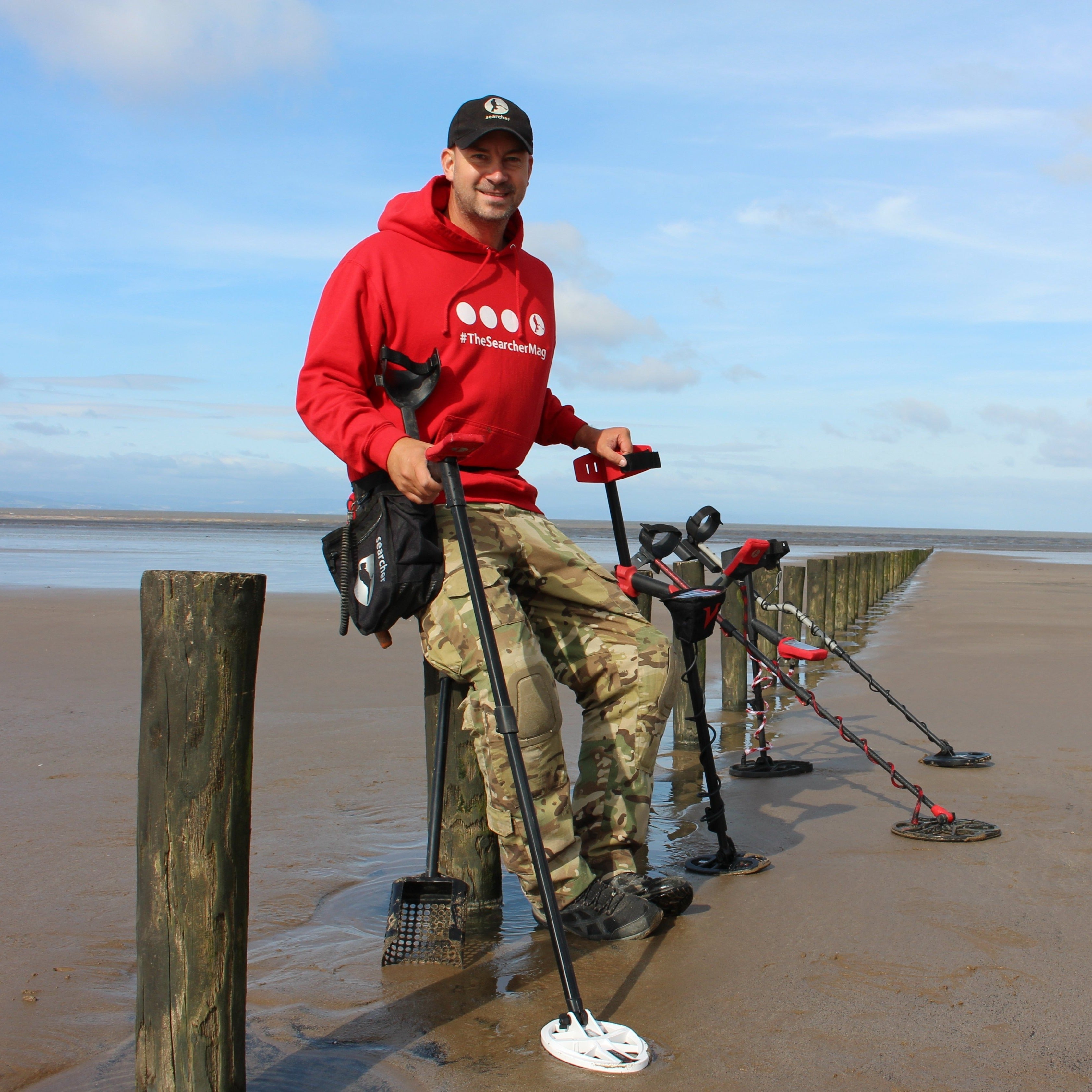 Searcher Detecting Hoodie - Red