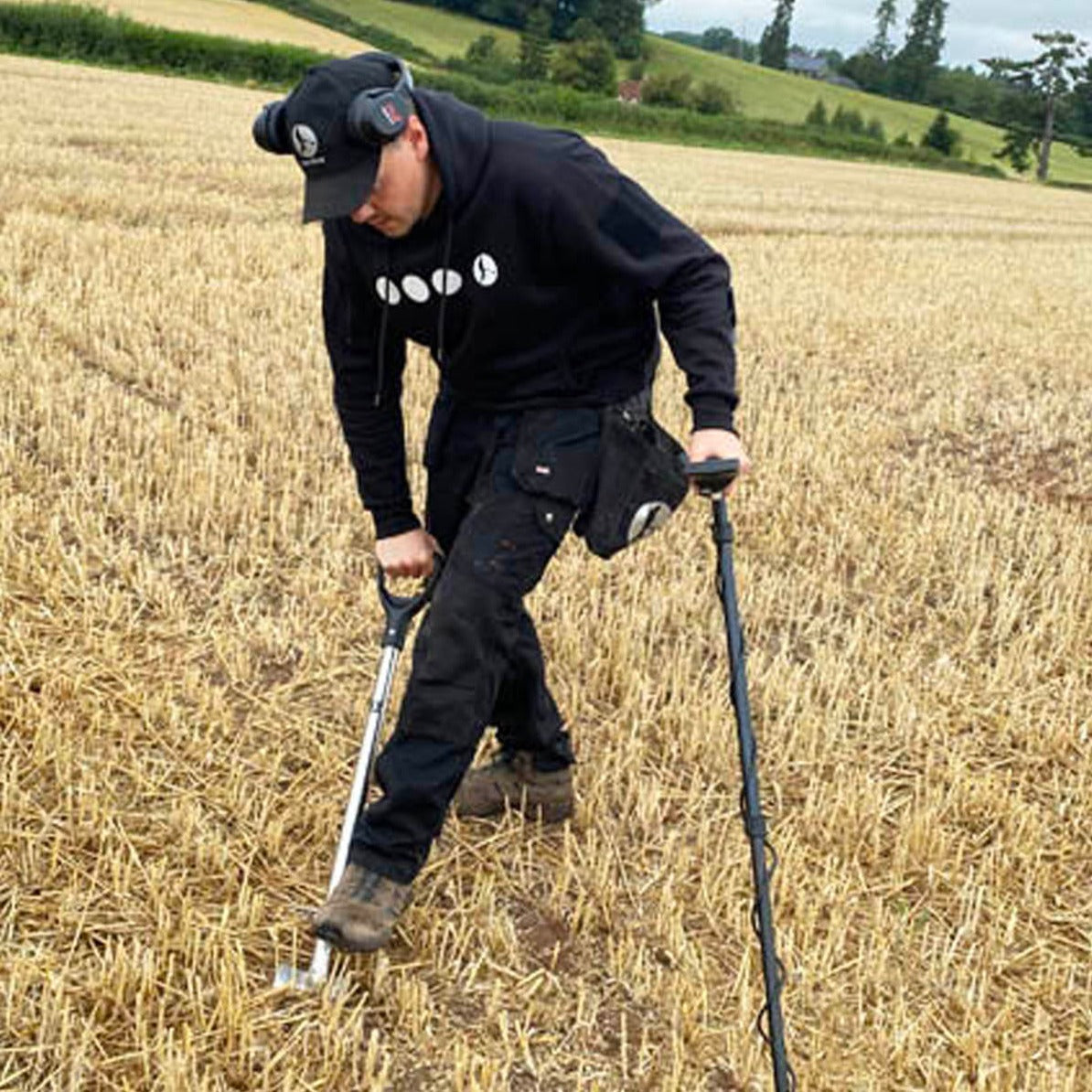 Searcher Detecting Hoodie - Black